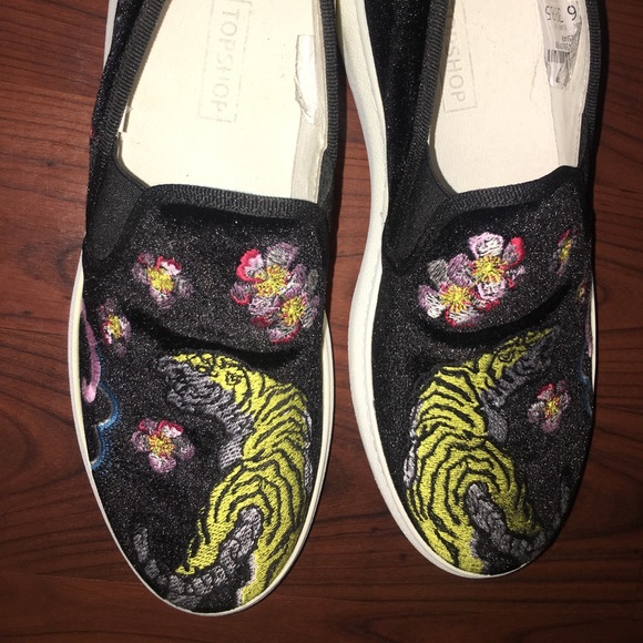 Trendy TOPSHOP Tiger embellished Slip On's - Picture 3 of 6